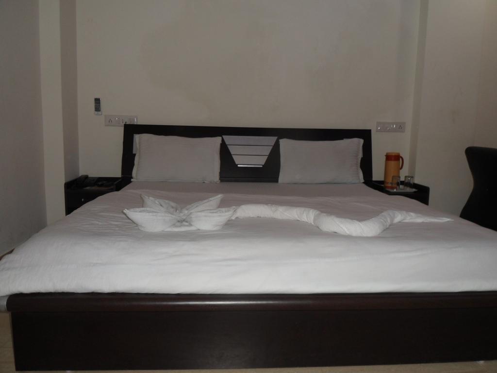 Hotel Rajdeep Inn Ahmedabad Exterior photo