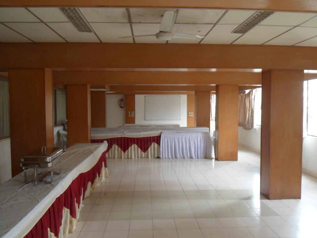 Hotel Rajdeep Inn Ahmedabad Exterior photo